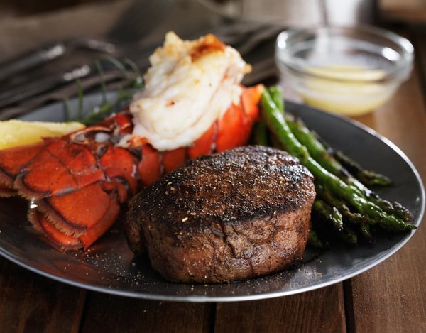 Quels sont les secrets pour servir un parfait filet mignon dans une steakhouse de luxe?